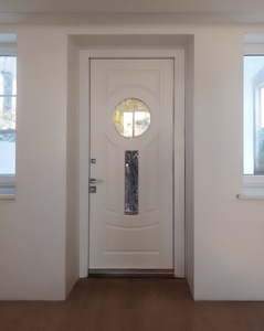 Дверь с белой ковкой и стеклом