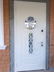 Дверь с белой ковкой и стеклом