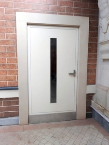 Дверь с узким стеклом и отбойником