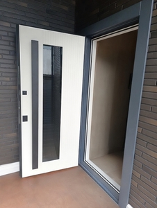 Уличная дверь с длинной ручкой